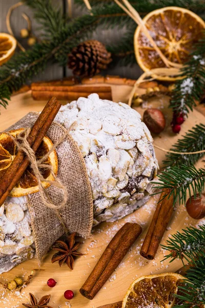 Vánoční Prázdniny Pozadí Stollen Německý Vánoční Dort Sušeným Ovocem Nakrájenými — Stock fotografie