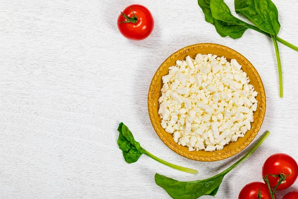 Feta Crumbled Cheese Spinach Tomtomatoes White Wooden Background 有选择的重点 — 图库照片