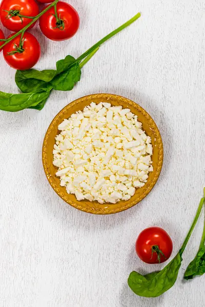 Feta Crumbled Cheese Spinach Tomatoes White Wooden Background 선택적 — 스톡 사진