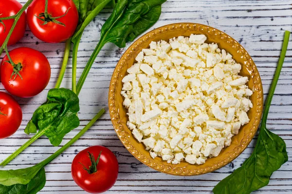 Feta Crumbled Cheese Spinach Tomatoes White Wooden Background 선택적 — 스톡 사진