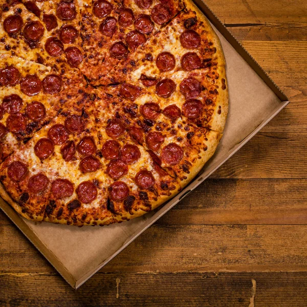 Pepperoni Pizza Sur Fond Bois Concentration Sélective — Photo