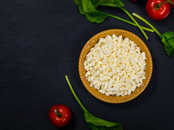 Feta Crumbled Cheese Spinach Tomatoes Black Background 선택적 — 스톡 사진