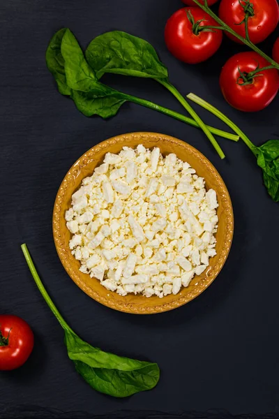 Feta Crumbled Cheese Spinach Tomchos Black Background 有选择的重点 — 图库照片