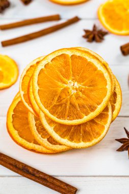 Kuru Portakal Dilimleri Atıştırması. Noel süsleri için kuru portakallar. Seçici odak.