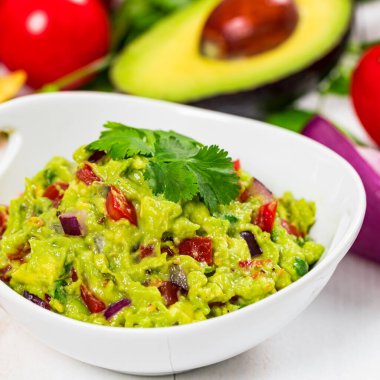 Avokado Guacamole Meksika Dip ile Avocado, Lime, Domates ve Cilantro. Seçici odak.