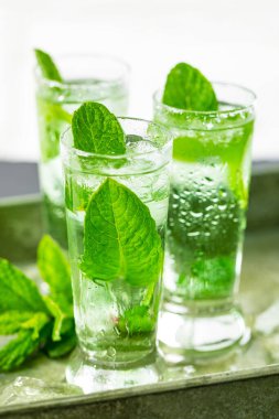 Yaz Tatlandırıcı Naneli Likör Kokteyl Şat ve Buz ve Nane Yaprakları Tepside, Yakın Görüş. Seçici odak.