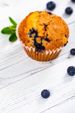 Beyaz Ahşap Arkaplanda Taze Yabanmersinli Yabanmersinli Çörekler. Seçici odak.