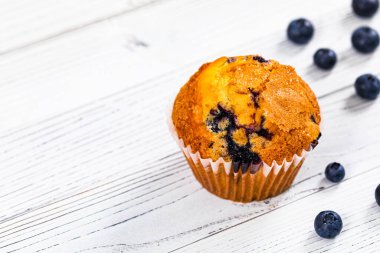Beyaz Ahşap Arkaplanda Taze Yabanmersinli Yabanmersinli Çörekler. Seçici odak.