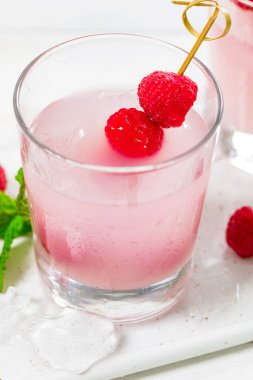 Ahududu Votka Şat Limonata Kokteyli ve Taze Ahududu Arkaplanı. Seçici odak.