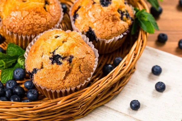 Muffins Aux Myrtilles Avec Des Myrtilles Fraîches Sur Fond Bois — Photo