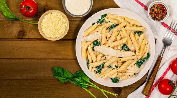 Pollo Alfredo Parmigiano Penne Pasta Con Spinaci Sfondo Legno Vista — Foto Stock