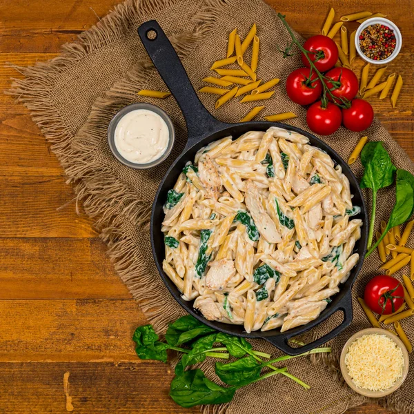 Frango Alfredo Parmesan Penne Pasta Com Espinafre Fundo Madeira Vista — Fotografia de Stock