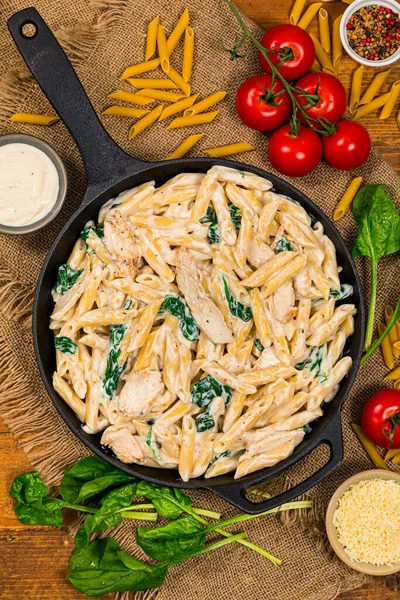 Kyckling Alfredo Parmesan Penne Pasta Med Spenat Trä Bakgrund Ovanifrån — Stockfoto