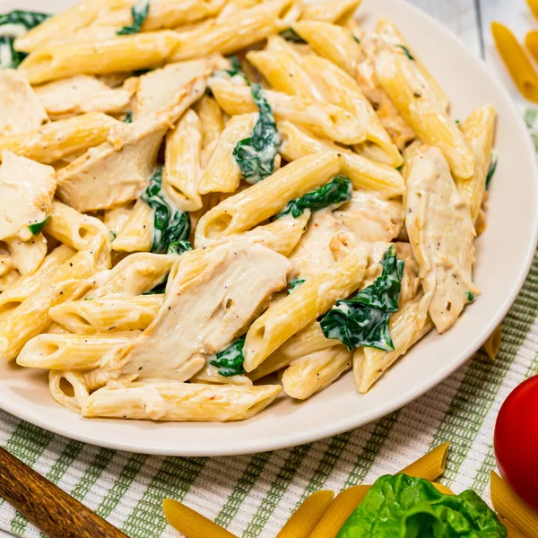 Pollo Alfredo Con Espinacas Sobre Fondo Madera Enfoque Selectivo —  Fotos de Stock