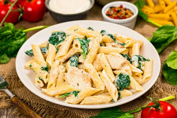 Pollo Alfredo Con Spinaci Sfondo Legno Focus Selettivo — Foto Stock