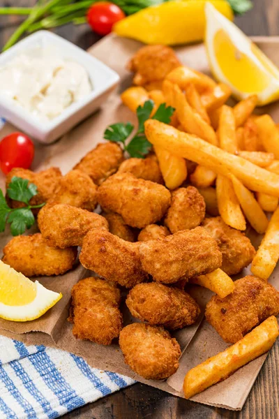 Chrupiące Ukąszenia Ryby Rozmiar Przekąski Paluszki Rybne Pollock Deep Fried — Zdjęcie stockowe