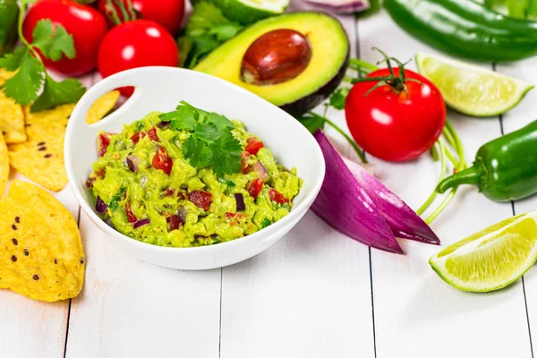 Avocado Guacamole Mexican Dip Dengan Avocado Lime Tomato Dan Cilantro — Stok Foto