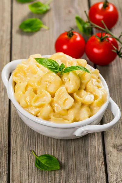 Maccheroni Parmigiano Formaggio Fondo Legno Focus Selettivo — Foto Stock