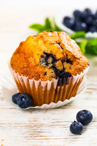 Muffins Arándanos Con Arándanos Frescos Sobre Fondo Madera Blanca Enfoque —  Fotos de Stock