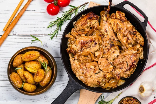 Carne Coniglio Fritta Con Rosmarino Salsa Panna Acida Patate Sfondo — Foto Stock