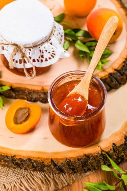 Kayısı reçeli ve ahşap arka planda taze kayısı. Seçici odak.