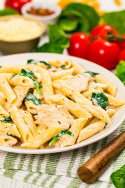 Ispanaklı tavuk Alfredo Parmesan Penne Makarnası. Seçici odak.