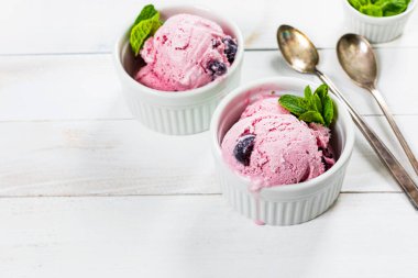 Kirazlı Vanilyalı Yağsız Donmuş Yoğurt. Seçici odak.