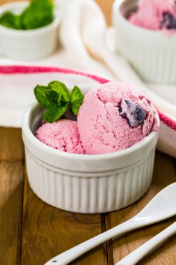 Kirazlı Vanilyalı Yağsız Donmuş Yoğurt. Seçici odak.