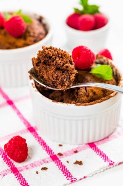 Çikolatalı kek kupası. Porsiyon Kasesinde Anında Çikolatalı Pasta. Seçici odak.