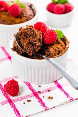 Çikolatalı kek kupası. Porsiyon Kasesinde Anında Çikolatalı Pasta. Seçici odak.