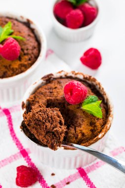 Çikolatalı kek kupası. Porsiyon Kasesinde Anında Çikolatalı Pasta. Seçici odak.