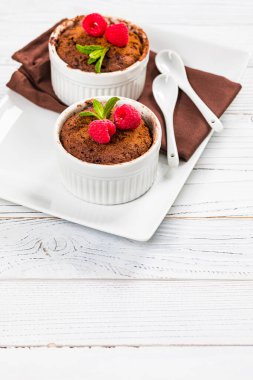 Çikolatalı kek kupası. Porsiyon Kasesinde Anında Çikolatalı Pasta. Seçici odak.