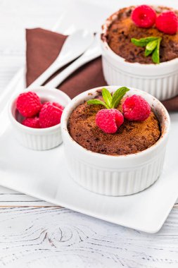 Çikolatalı kek kupası. Porsiyon Kasesinde Anında Çikolatalı Pasta. Seçici odak.