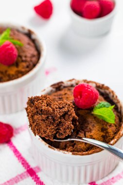 Çikolatalı kek kupası. Porsiyon Kasesinde Anında Çikolatalı Pasta. Seçici odak.