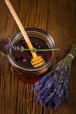 Lavanta çiçekli lavantalı bal. Seçici odak.