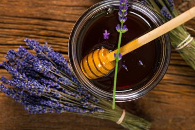 Lavanta çiçekli lavantalı bal. Seçici odak.