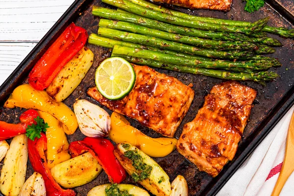 Vel Pan Gebakken Zalm Vis Met Geroosterde Asperges Aardappelen Bell — Stockfoto