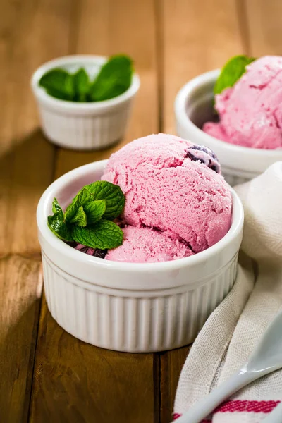 Cherry Vanilla Nonfat Frozen Yogurt Selektivní Zaměření — Stock fotografie