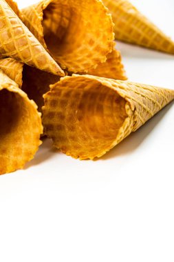 Boş gözleme konisi. Beyaz arka planda kremalı dondurma külahları. Koni şekilli hamur işi. Seçici odak.