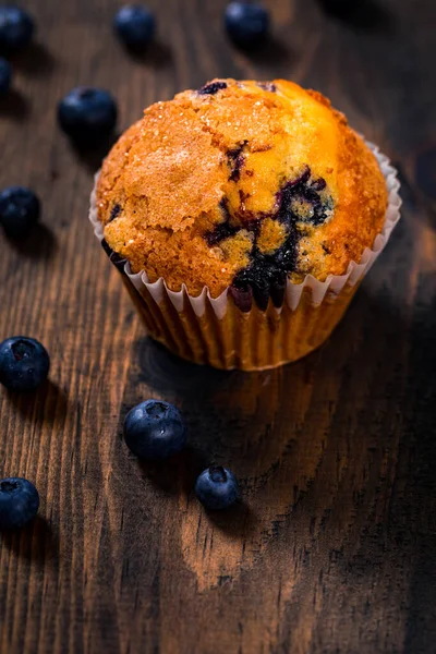 Borůvkové Muffiny Čerstvými Borůvkami Dřevěném Pozadí Selektivní Zaměření — Stock fotografie