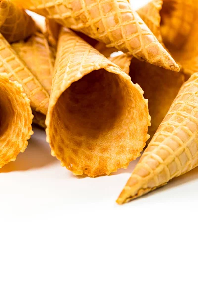 Lege Wafelkegel Wafelijshoorntjes Witte Achtergrond Cone Shaped Pastry Selectieve Focus — Stockfoto