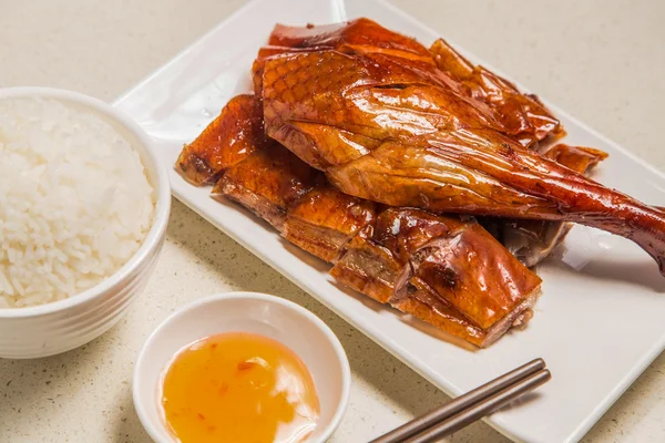 Pato assado estilo chinês, servido com arroz cozido no vapor — Fotografia de Stock