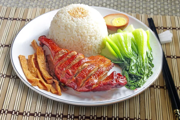 Pato assado estilo chinês, servido com arroz cozido no vapor — Fotografia de Stock