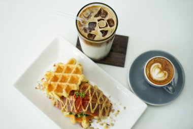 Beyaz arka plan üzerinde kahve Latte ve buzlu kahve ile Belçika waffle