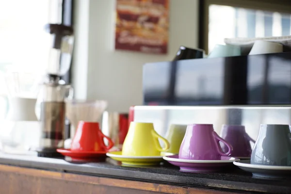 Renkli kahve fincanı bir kafede, seçici odak — Stok fotoğraf