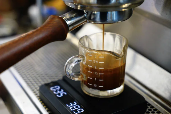 Ağırlık ölçme ile profesyonel kahve makinesinde espresso hazırlanıyor — Stok fotoğraf
