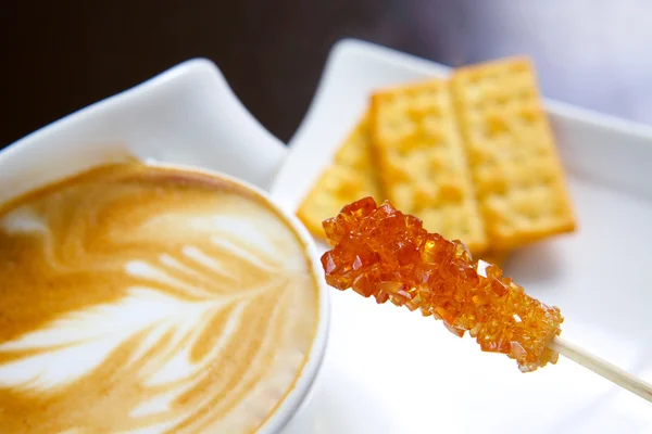 Café con leche con palo de miel, enfoque selectivo — Foto de Stock