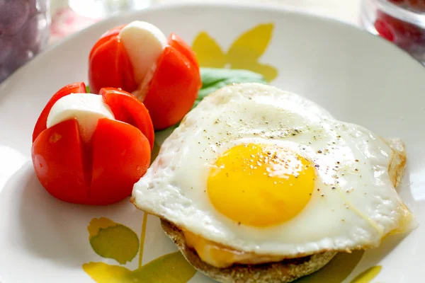 Queso en tomate con huevo frito, comida ligera y saludable —  Fotos de Stock