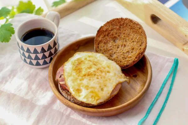 Muffin de ovo e café na bandeja de madeira — Fotografia de Stock