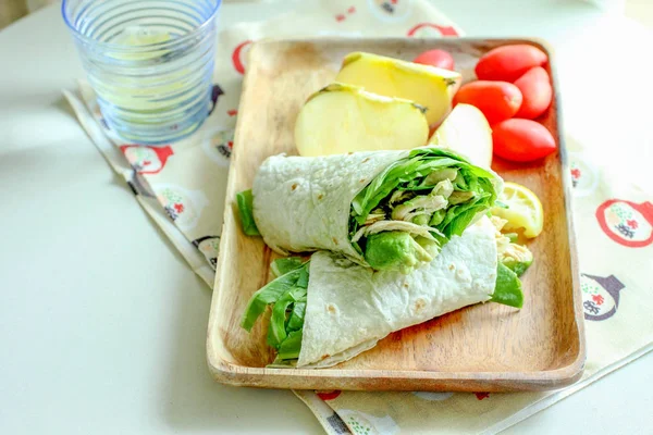 Dilimlenmiş domates ve elma bir tepsi ile taze sebze sarma